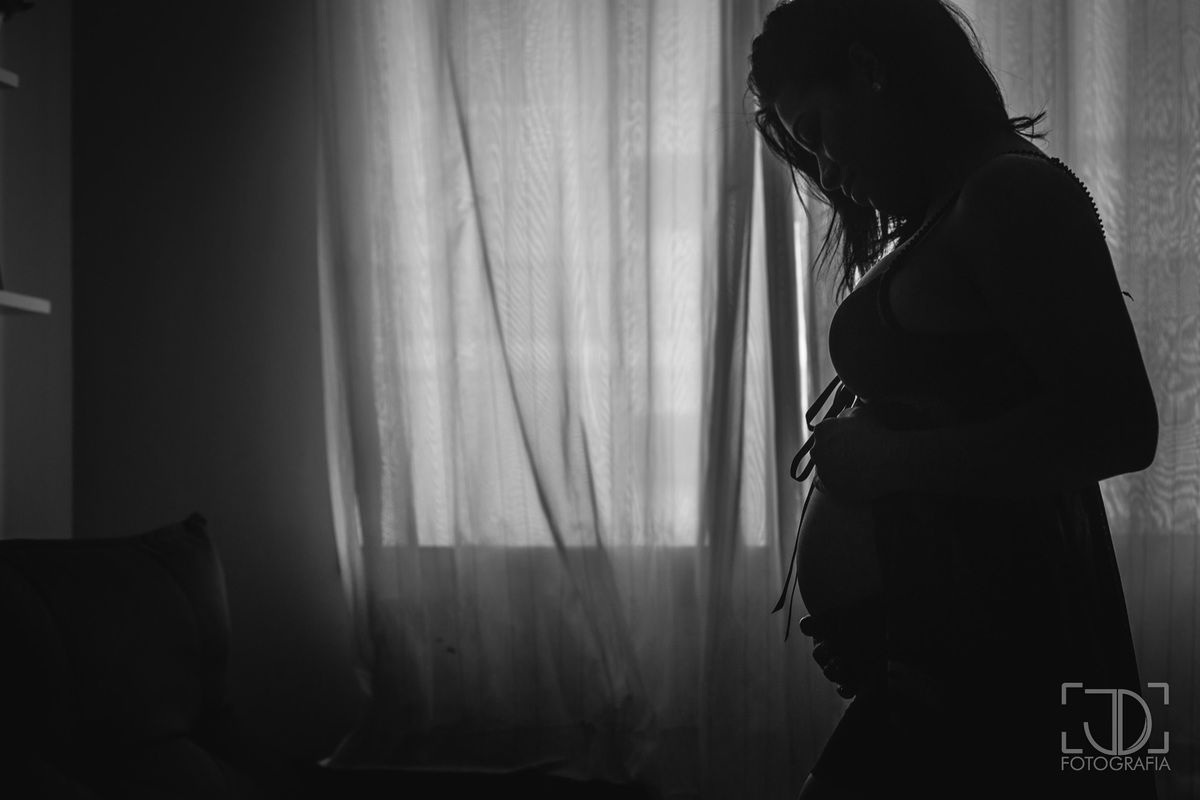 Ensaio fotográfico de Gestante Realizado na casa da grávida. Fotógrafo de família, casal e gestante em Suzano, Mogi das Cruzes, Alto Tietê. Entre em contato para propostas de ensaio fotográfico de graça