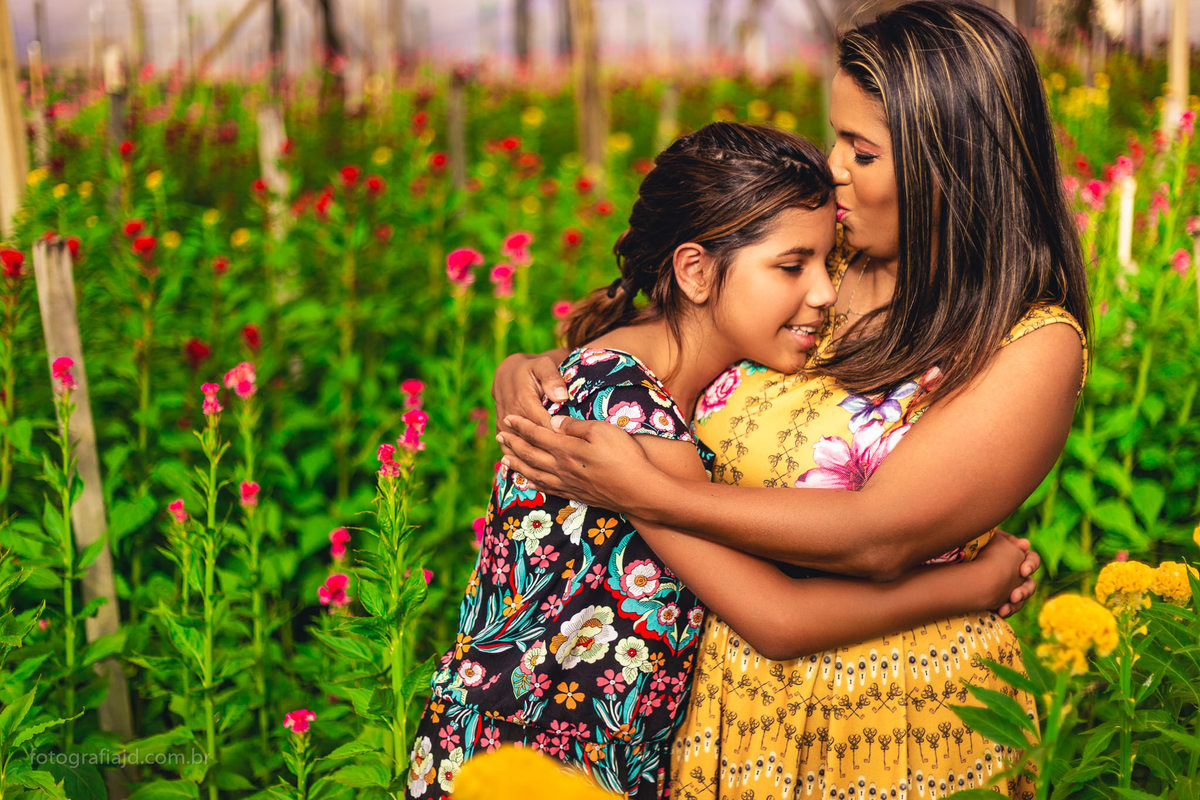 Ensaio fotográfico família em Holambra. Abraço mãe e filha.  JD Fotografia - Casais, grávidas, gestantes, família, fotos, fotografia, gravidez- Santo André, ABC, SP, Grande ABC, São Bernardo, São Caetano.  Whatsapp: (11) 95047-7618