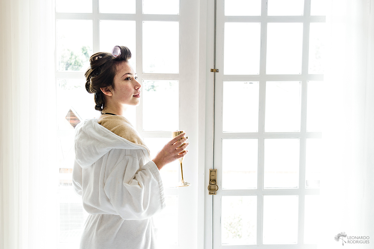 fotos making of fotos de 15 anos  gramado canela beleza leonardo rodrigues fotografia fotografo debutante contra luz janela