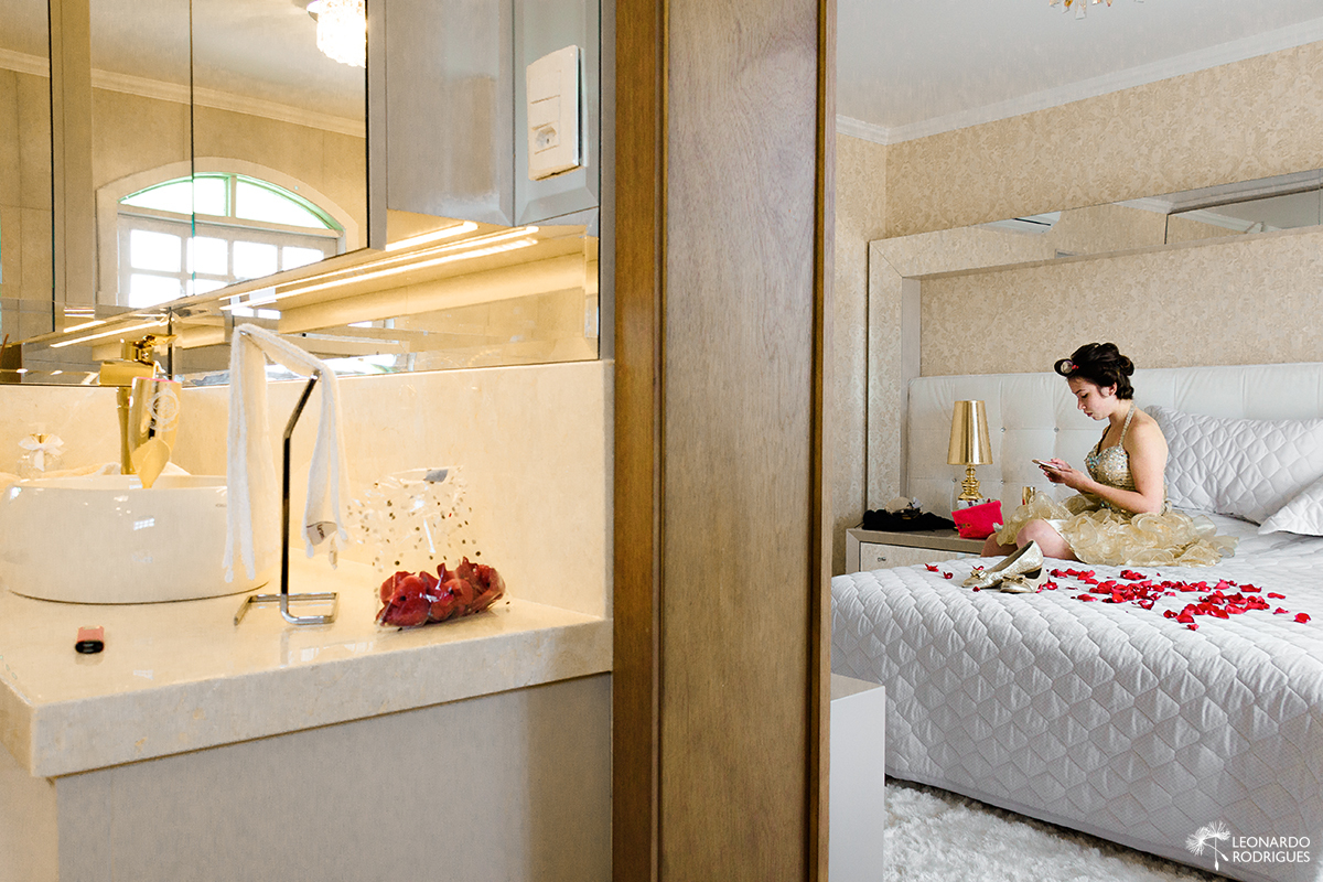 fotos making of fotos de 15 anos  gramado canela beleza leonardo rodrigues fotografia fotografo debutante contra luz janela vestido