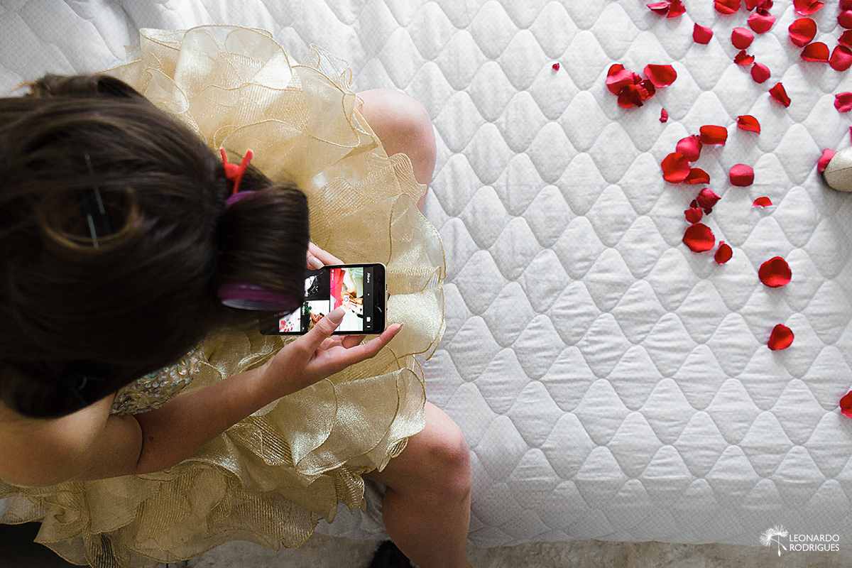 fotos making of fotos de 15 anos  gramado canela beleza leonardo rodrigues fotografia fotografo debutante contra luz janela vestido