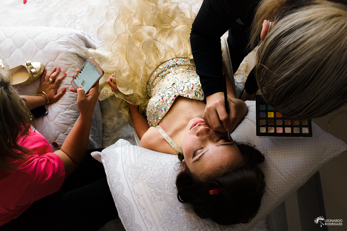 fotos making of fotos de 15 anos  gramado canela beleza leonardo rodrigues fotografia fotografo debutante contra luz janela vestido familia