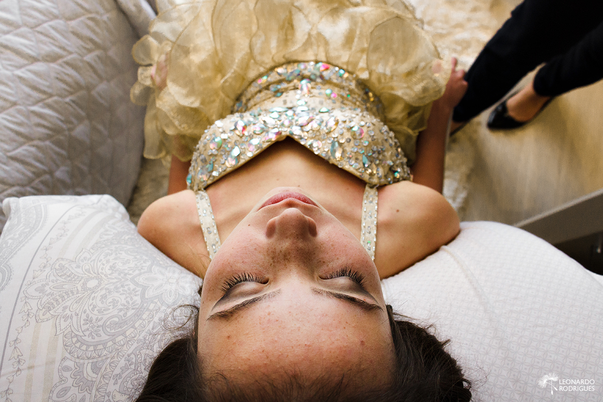 fotos making of fotos de 15 anos  gramado canela beleza leonardo rodrigues fotografia fotografo debutante contra luz janela vestido familia