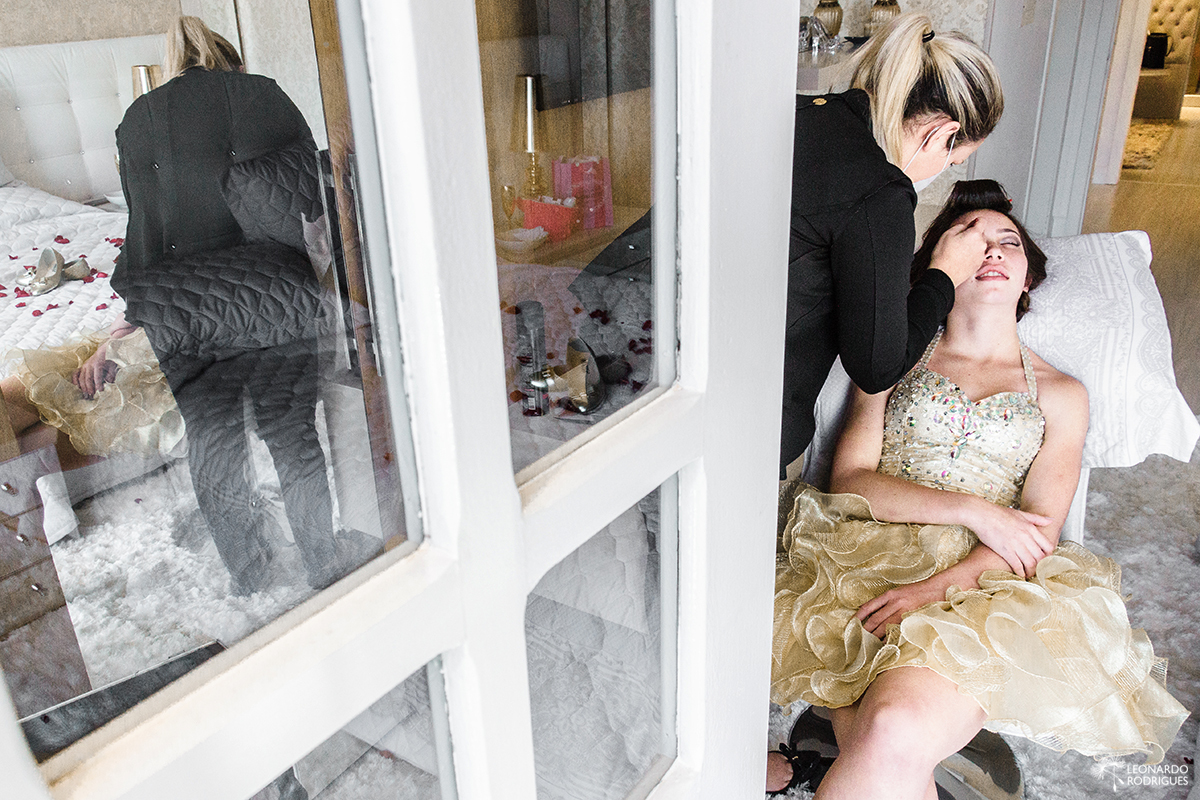 fotos making of fotos de 15 anos  gramado canela beleza leonardo rodrigues fotografia fotografo debutante contra luz janela vestido familia