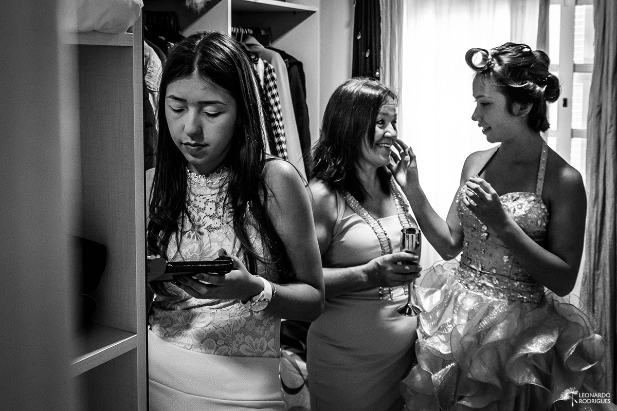 fotos making of fotos de 15 anos  gramado canela beleza leonardo rodrigues fotografia fotografo debutante contra luz janela vestido familia