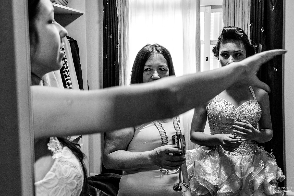 fotos making of fotos de 15 anos  gramado canela beleza leonardo rodrigues fotografia fotografo debutante contra luz janela vestido familia