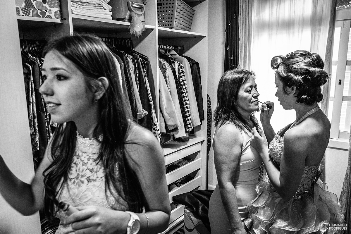 fotos making of fotos de 15 anos  gramado canela beleza leonardo rodrigues fotografia fotografo debutante contra luz janela vestido familia