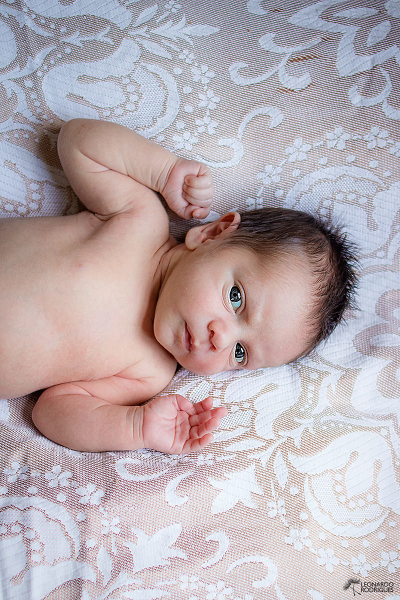 fotógrafo de newborn em gramado canela mãe e filho preto e branco recém nascido criança ensaio caseiro estúdio menino leonardo rodrigues fotografia cama