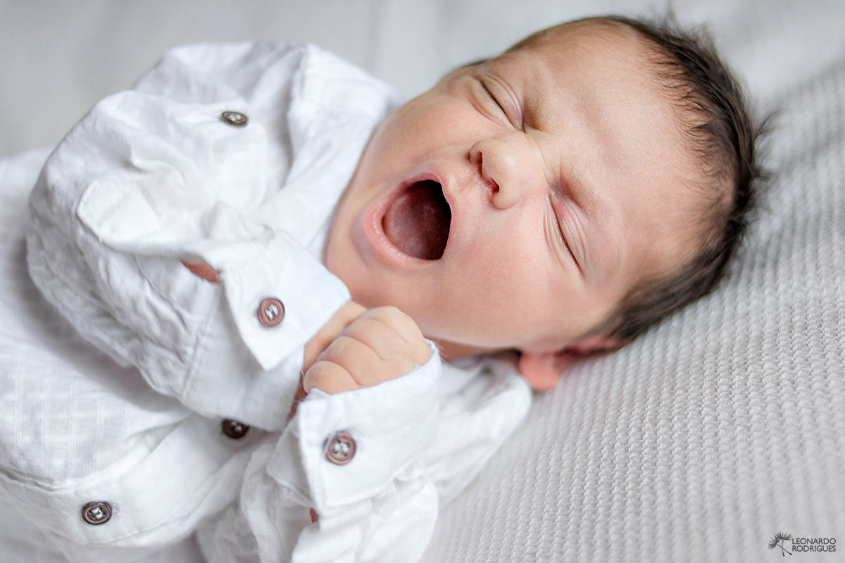 fotógrafo de newborn em gramado canela mãe e filho preto e branco recém nascido criança ensaio caseiro estúdio menino leonardo rodrigues fotografia bocejo 