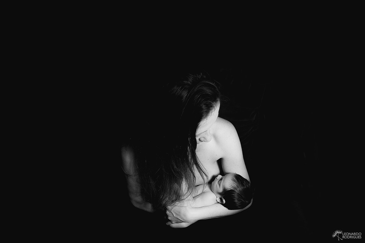 fotógrafo de newborn em gramado canela mãe e filho preto e branco recém nascido criança ensaio caseiro estúdio menino leonardo rodrigues fotografia amamentando