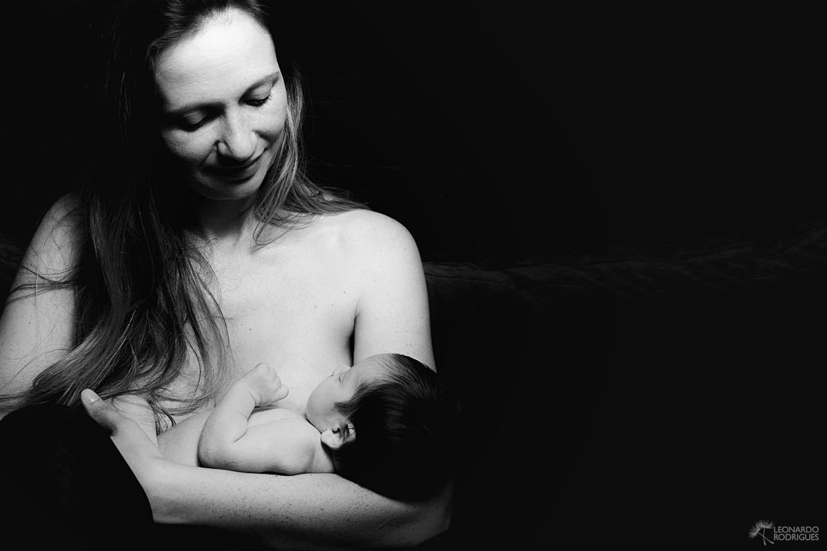 fotógrafo de newborn em gramado canela mãe e filho preto e branco recém nascido criança ensaio caseiro estúdio menino leonardo rodrigues fotografia