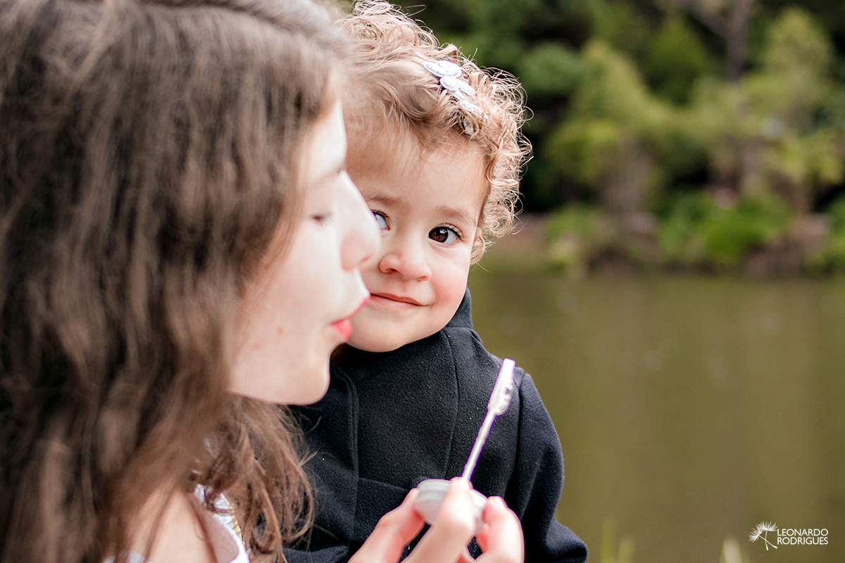book ensaio fotografico fotos em familia gramado no lago negro infantil bolha de sabao