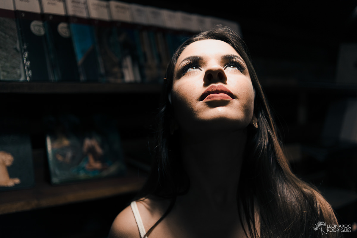 book ensaio fotografico fotos 15 anos debutante fotógrafo gramado canela são francisco de paula feminino vestido branco livraria miragem livros biblioteca