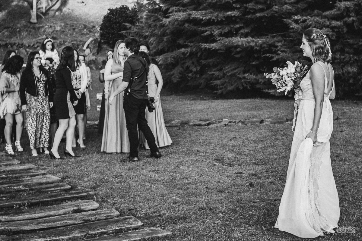 casamento casar em gramado destination wedding casar pousada la vista fotografo leonardo rodrigues noiva jogando bouquet buque