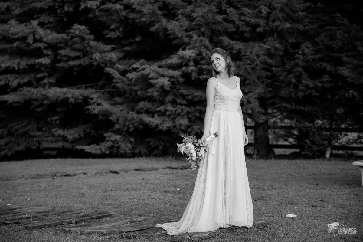 casamento casar em gramado destination wedding casar pousada la vista fotografo leonardo rodrigues noiva jogando bouquet buque