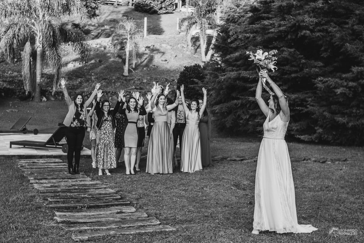 casamento casar em gramado destination wedding casar pousada la vista fotografo leonardo rodrigues noiva jogando bouquet buque
