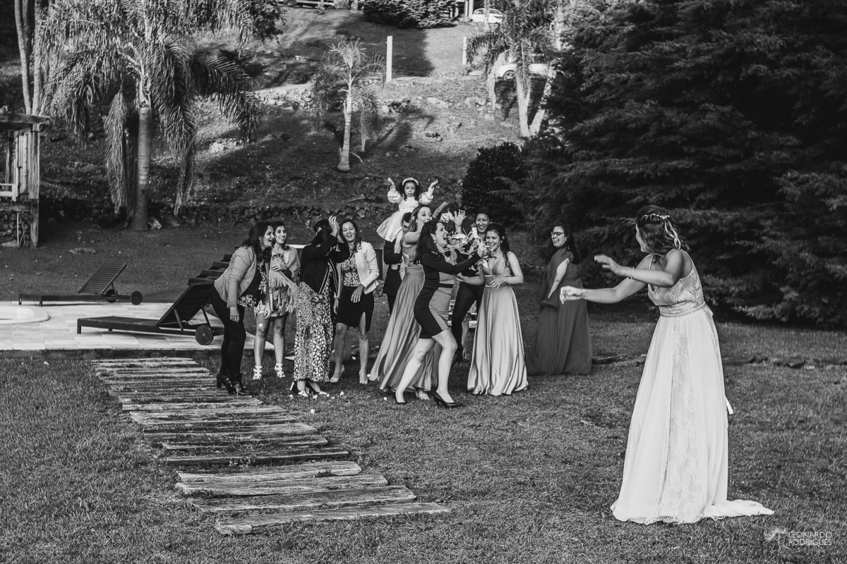 casamento casar em gramado destination wedding casar pousada la vista fotografo leonardo rodrigues noiva jogando bouquet buque