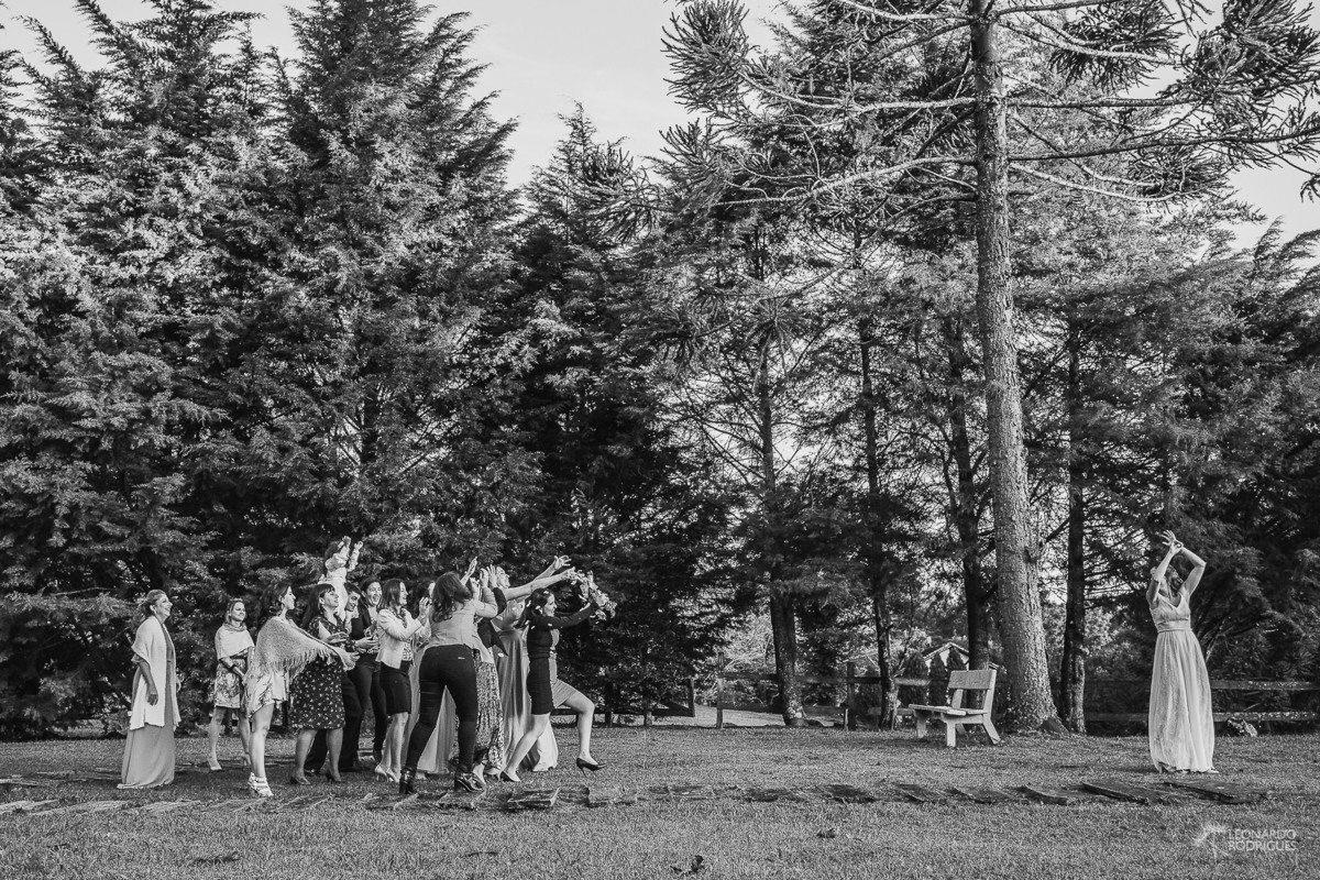 casamento casar em gramado destination wedding casar pousada la vista fotografo leonardo rodrigues noiva jogando bouquet buque