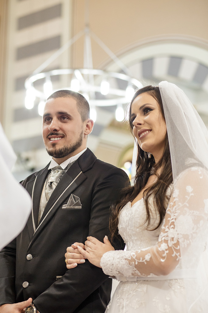 Casal de noivos na igreja da vila arens