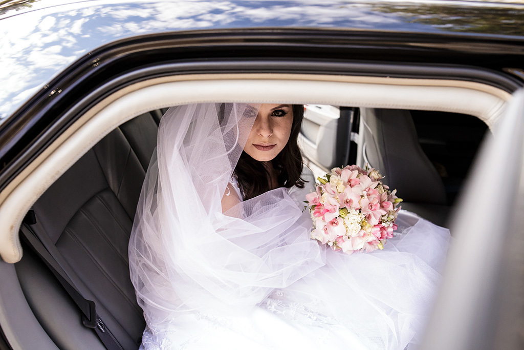 noiva no carro antes de se casar na igreja da vila arens em jundiaí