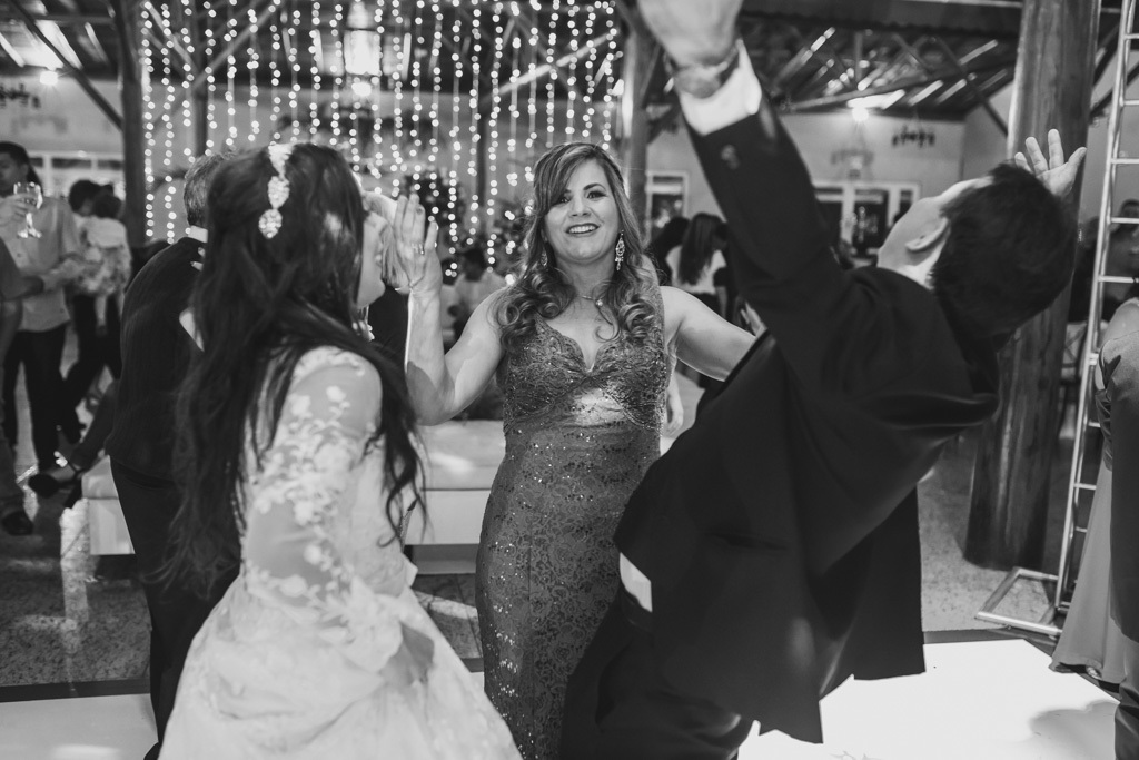 Balada rolando no casamento da carla e do helder