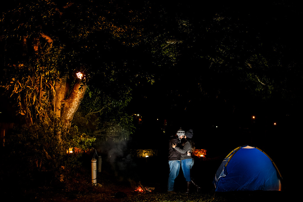 Casal em baixo da arvore no camping