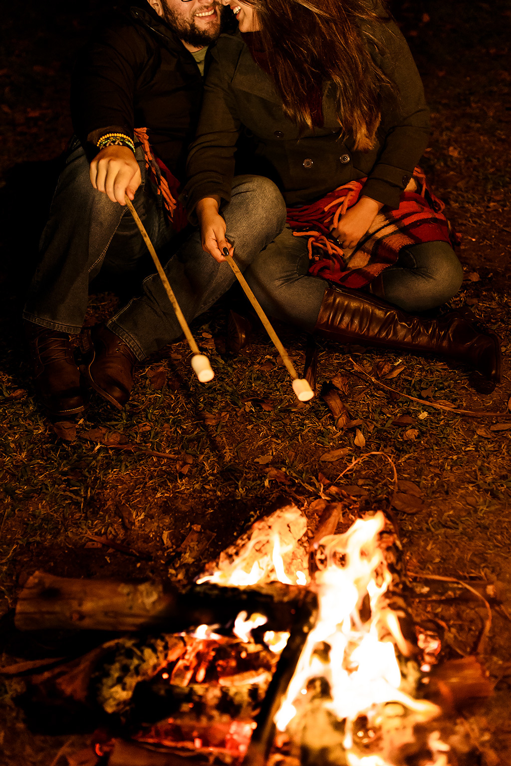 Casal sorrindo casal no camping ensaio de namorados em socorro sp
