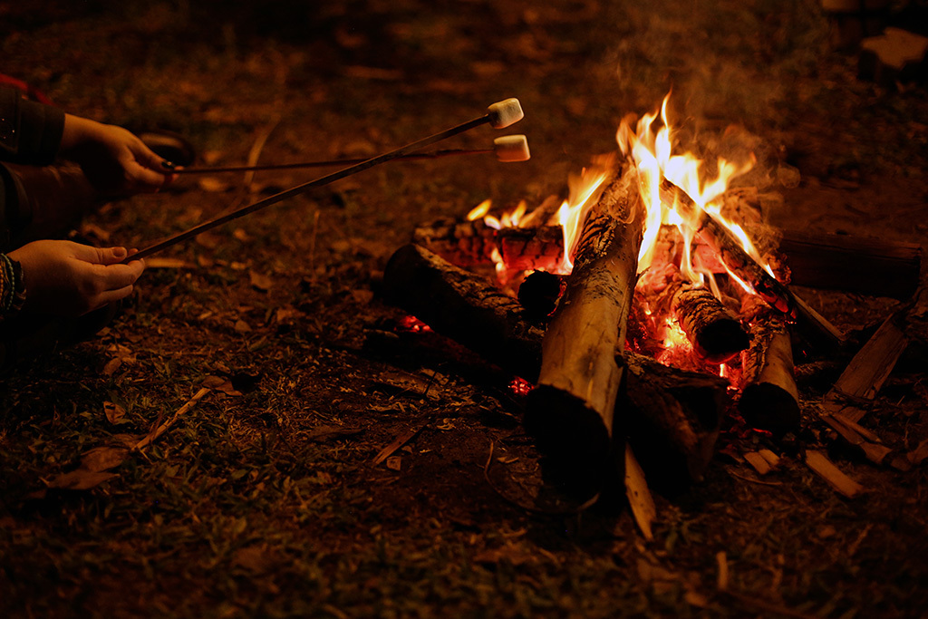 Ensaio casal fogueira acampamento casal acampando
