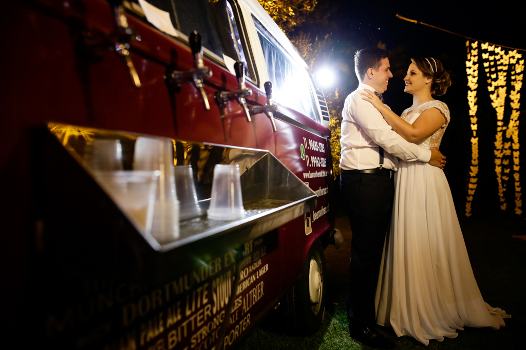 Noivos na perua casamento em itatiba no campo