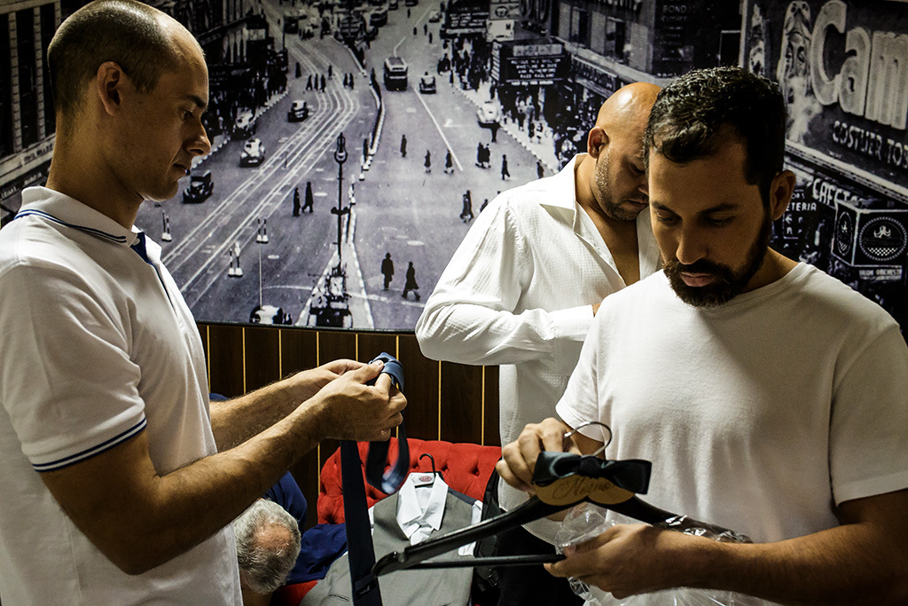 noivo se arrumando padrinhos santa barba