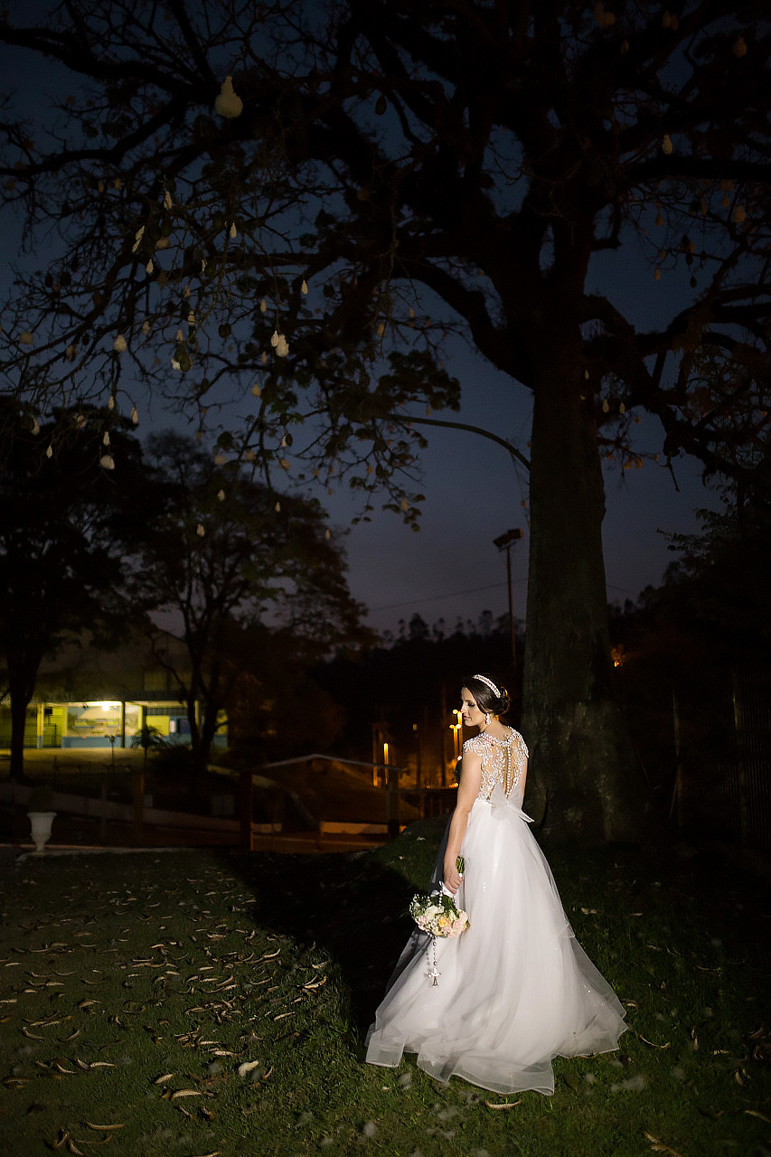 Noiva em Cajamar vestido de noiva noiva em baixo da árvore noiva