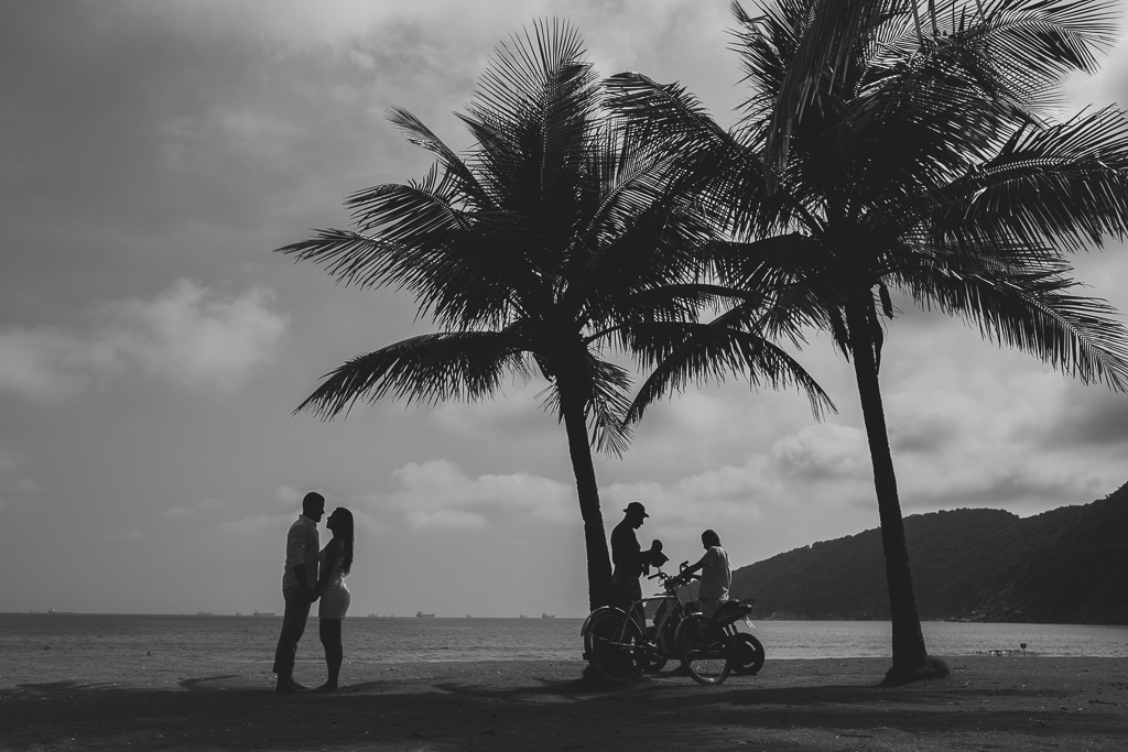 noivos preto e branco foto preto e branco na praia ensaio de noivos na praia de santos ensaio litoral norte silhueta na praia sobras na praia 