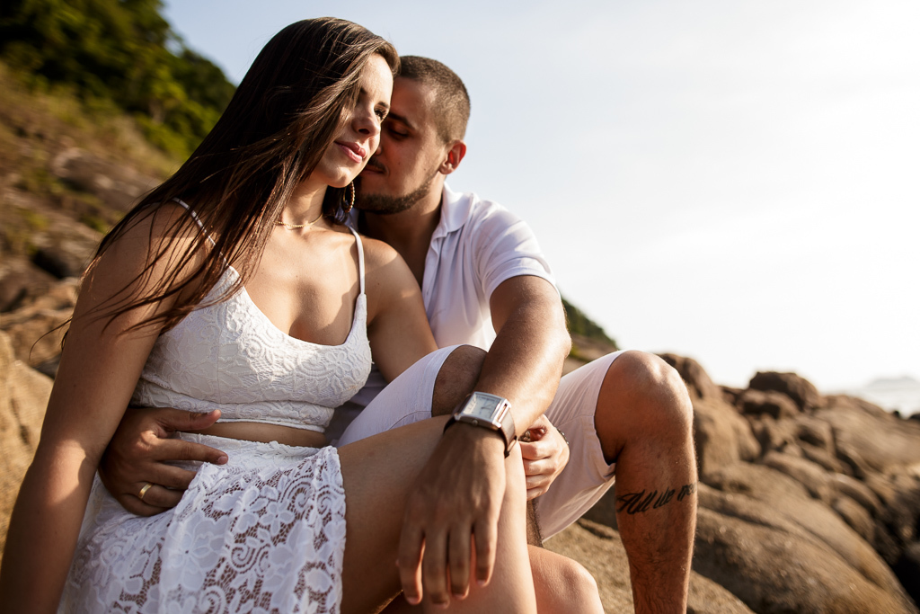 noivos na praia Carla e Helder ensaio de noivos na praia noivos na praia noivos sentados na pedra na praia