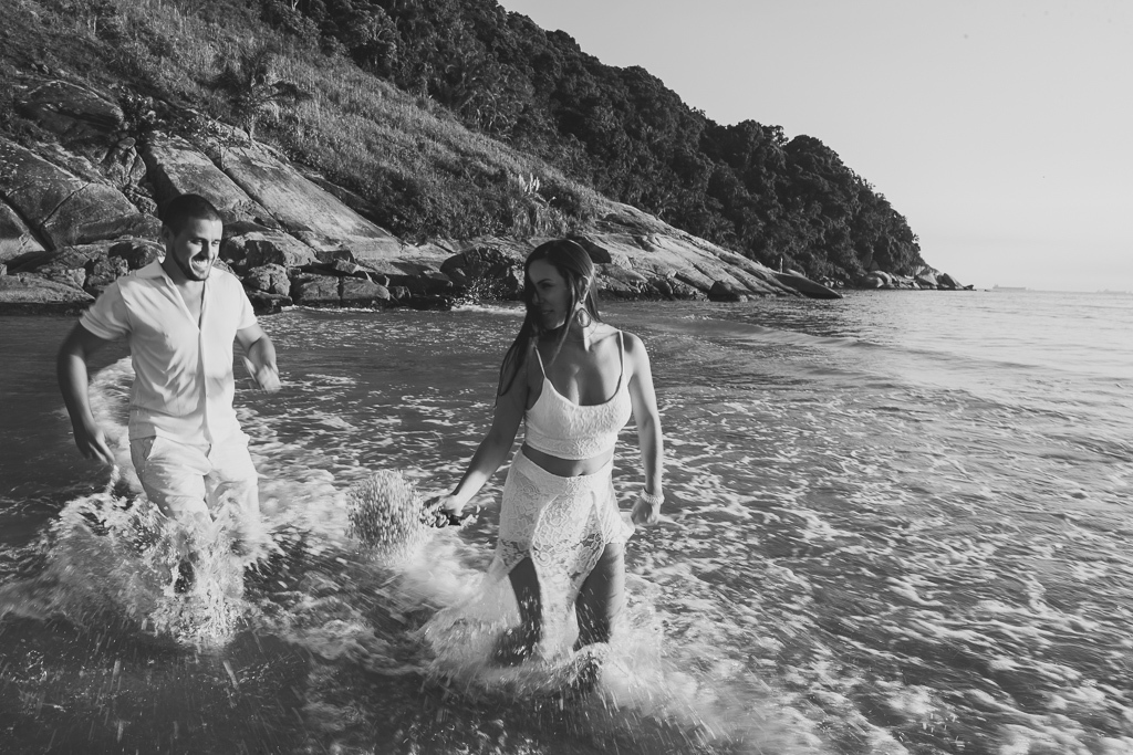 noivos caminhando na praia ensaio na praia ensaio de noivos 