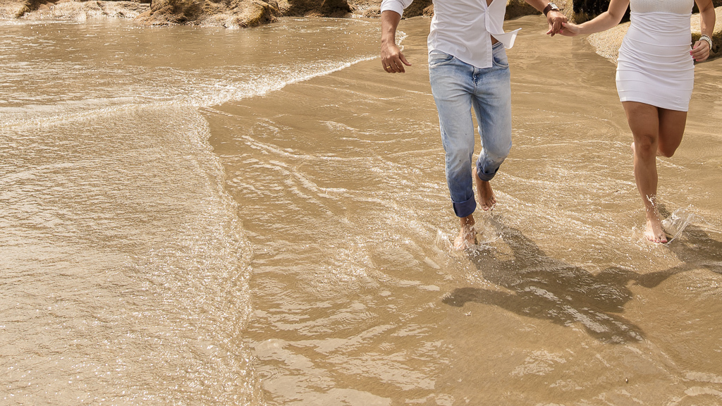 noivos correndo na praia ensaio na praia ensaio pre casamento ensaio de noivos na praia ensaio n litoral sul 