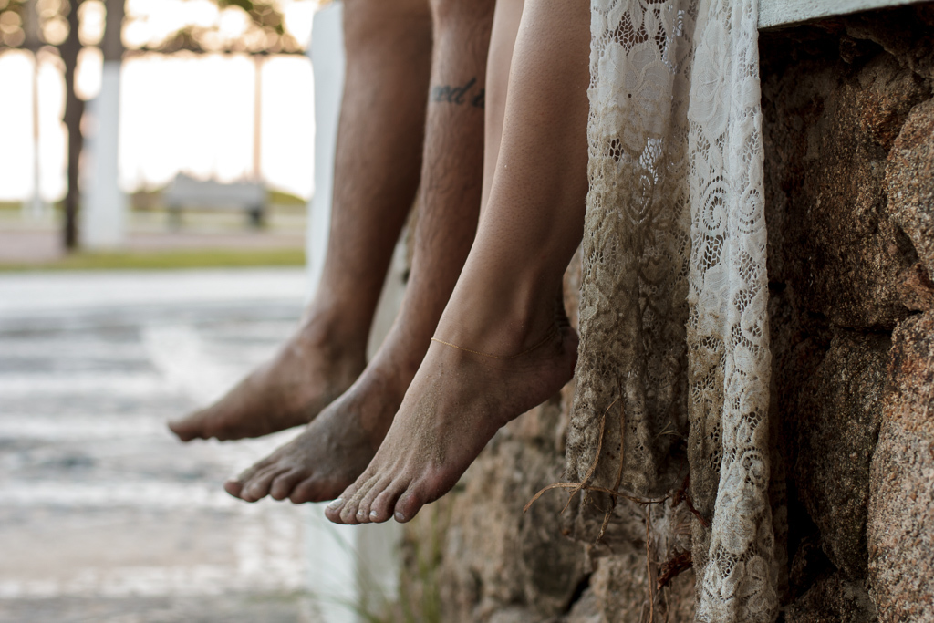 ensaio trash the dress ensaio na praia ensaio de casais em paria vestido de noiva sujo sujando o vestido na praia ensaio de noivos Carla e Helder fotografo de casamento e ensaios Cris Polizello
