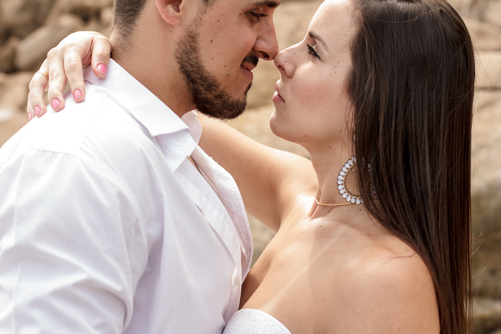 casal romatico na praia ensaio na praia ensaio de noivos ensaio pre casamento book pre casamento  