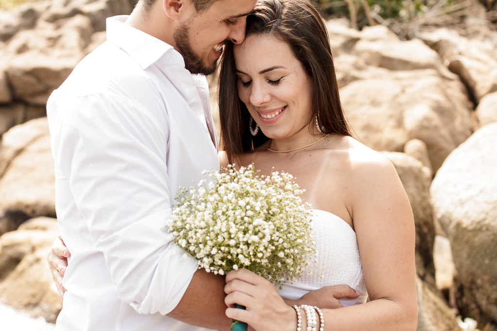 casal na praia ensaio de noivos ensaio pre casamento ensaio de noivos ensaio na praia de guaiuba ensaio  