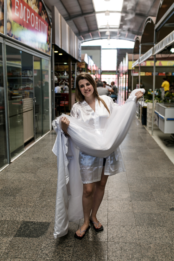 Noiva carregando o vestido noiva no salão noiva em jundiai vestido de noiva jorge de oliveira