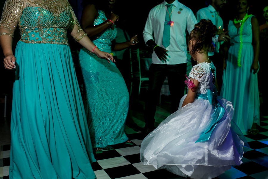 noivinha dançando, balada de casamento noivos dançando