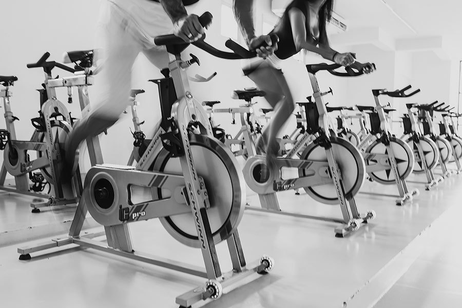 sala de bike ensaio de noivos na academia noivos
