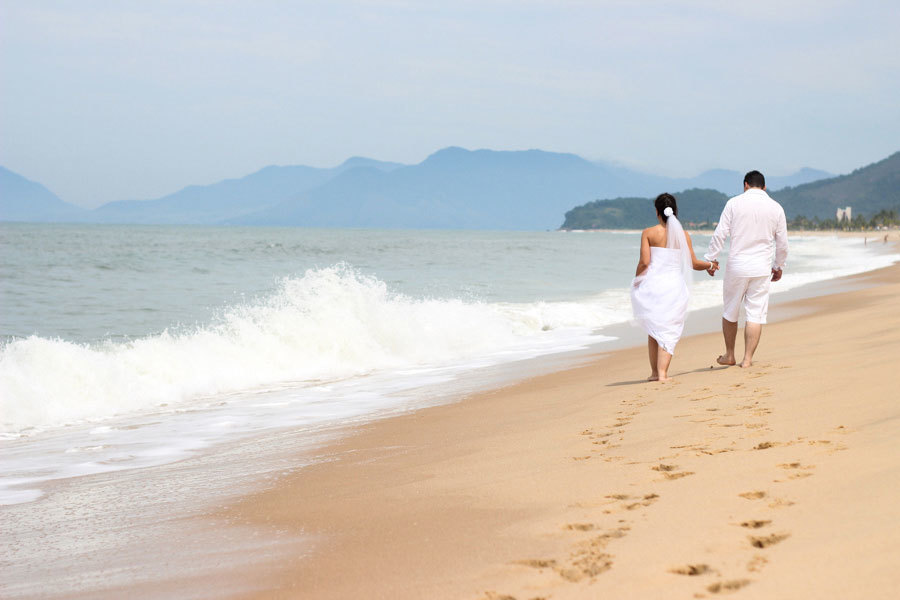 caminhando na praia ensaio de casais na praia ensaio em ilha bela