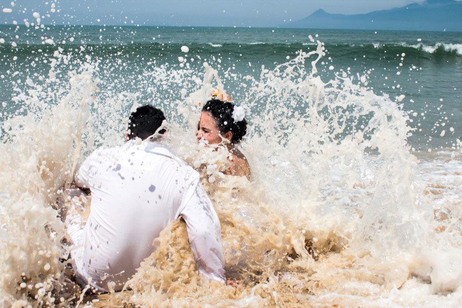 noivos na praia noivos se beijando na praia ensaio de noivos na praia ensaio de noivos