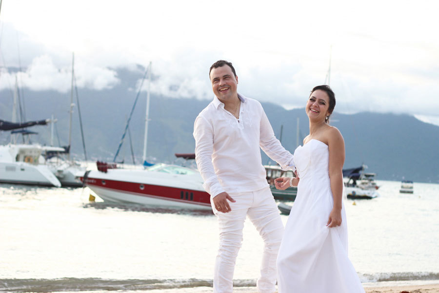ilha bela noivos em ilha bela ensaio de novios ensaio fotográfico na paria de ilha bela noivos sorrido