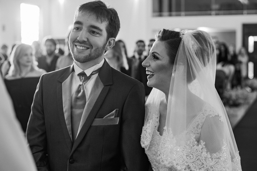 CASAMENTO NA IGREJA CASANDO NA IGREJA EM ITATIBA CASAMENTO NA IGREJA NOIVOS EMOCIONADOS FOTOS PRETO E BRANCO CASANDO NA IGREJA