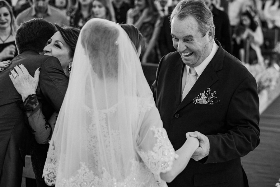CASAMENTO NA IGREJA CASANDO NA IGREJA EM ITATIBA CASAMENTO NA IGREJA PAI DA NOIVA EMOCIONADO VESTIDO DE NOIVA