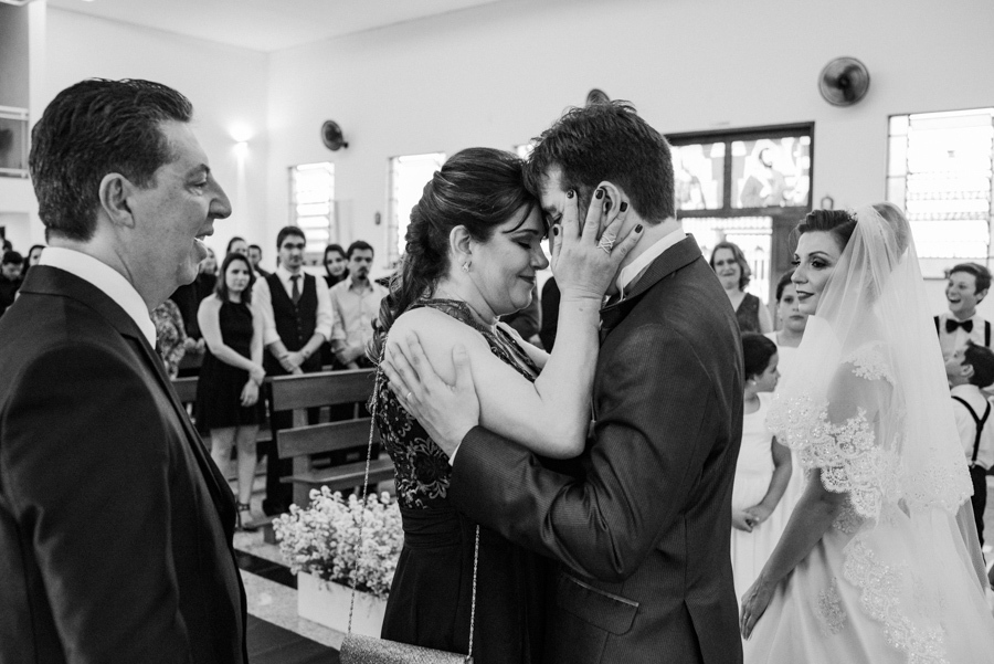 CASAMENTO NA IGREJA CASANDO NA IGREJA EM ITATIBA CASAMENTO NA IGREJA PAI DA NOIVA EMOCIONADO VESTIDO DE NOIVA MÃE DO NOIVO