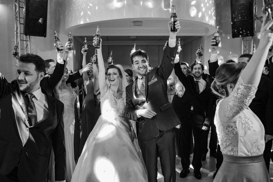 BRINDE COM CERVEJA BRINDANDO COM CERVEJA BRINDE DOS NOIVOS ESPAÇO VIA VITA