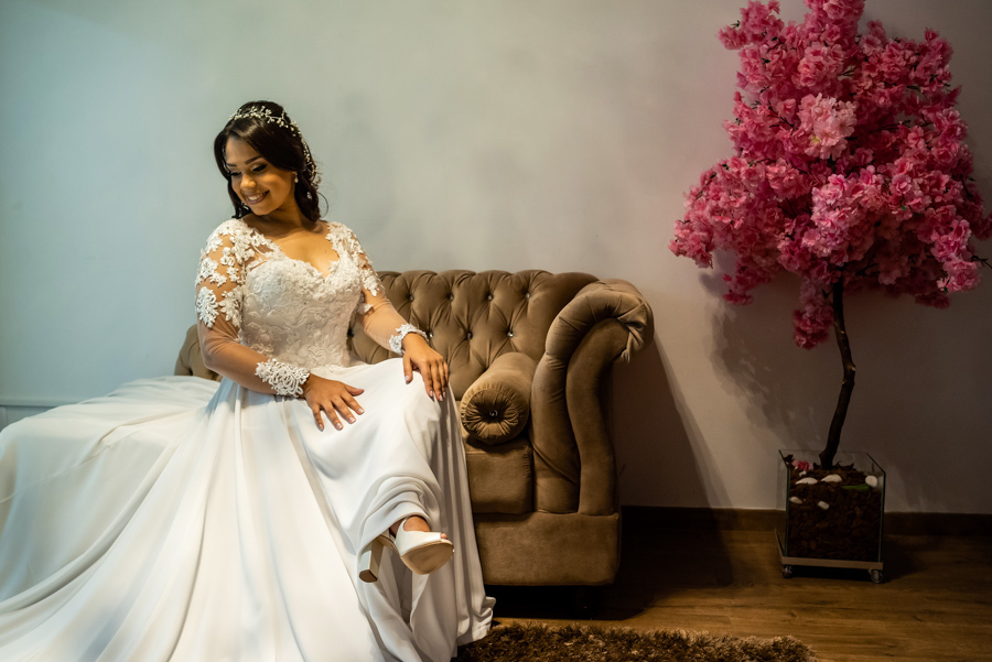 Espaço Luana Badulaque eventos Espaço Luana Araujo dia da noiva make da noiva salão de noivas cabelo de noiva penteado de noiva  vestido de noiva dia da noiva maquiagem de noiva noiva sentada no sofá 