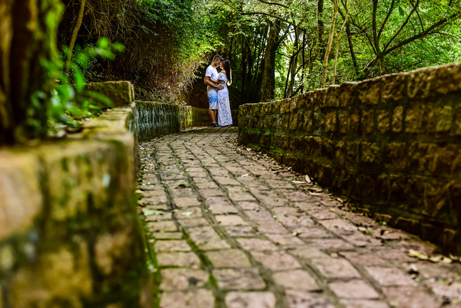 Ensaio no campo fotografo de casamento fotografo de ensaios ensaios fotografo brasileiro na itália fotografo na itália fotografo do brasil na itália ensaio de casais ensaio no jardim botânico em Jundiaí